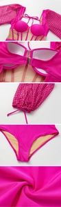 Détail d'un maillot de bain rose fluo avec panneaux en résille et boucle au dos