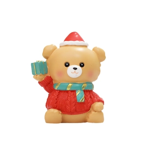Statuina di orsetto natalizio con maglione rosso e cappello di Babbo Natale con regalo