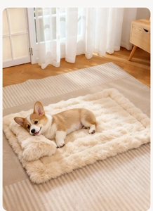 Detalle de la manta de felpa beige para mascotas con borde acolchado y textura suave