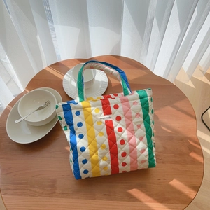 Sac à main matelassé en coton aux rayures colorées et motif ours floral pour le déjeuner