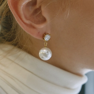Elegante goldene Titanstahl-Ohrhänger mit Perlen und funkelnden Strasssteinen für Damen