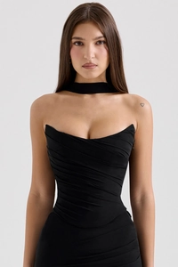 Vue détaillée du haut bustier noir avec baleines et collier ras-du-cou assorti chic