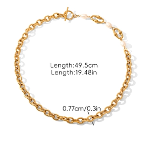 Dettaglio della collana d'oro con perle, chiusura a T e misure di 49,5 cm di lunghezza