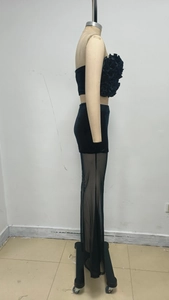 Vue latérale du haut bustier noir avec fleur 3D et pantalon évasé en maille transparente
