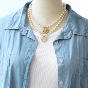 Double-layered pearl necklace with golden heart pendants and Mama inscription