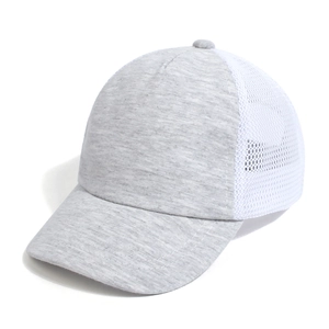 Detail der hellgrauen Mesh-Baseballkappe mit atmungsaktivem weißem Netz und Nähten
