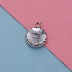 Macro-opname van 12mm zilveren titanium stalen hanger met glinsterende visschubben textuur