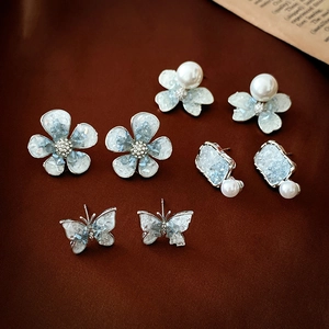 Silberne Ohrstecker Set mit Blumen und Schmetterling Motiven in Hellblau und Perlen