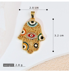 Dettaglio pendente mano di Fatima con smalto colorato e misure di 3,2 cm x 2,0 cm