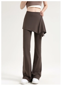 Détail du pantalon de yoga évasé à taille haute avec jupe asymétrique marron foncé