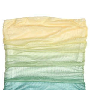 Nahaufnahme von Netzstoff mit gelb-grün-blauem Farbverlauf und plissierter Textur