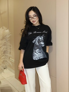 Dettaglio della maglietta con grafica The Brave Soul, stampa leopardo e testo rosso