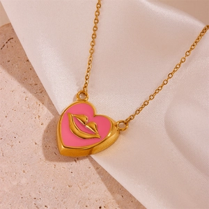 Chic 18K gold plated titanium necklace with heart pendant and pink enamel lip motif