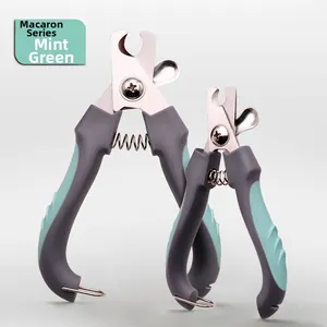 Detalle del cortauñas verde menta para mascotas con hojas de acero inoxidable y cierre