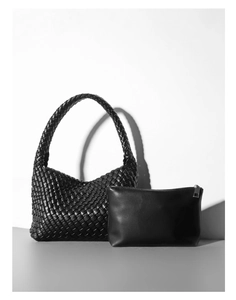 Vista dettagliata della borsa hobo nera intrecciata e di una piccola pochette coordinata
