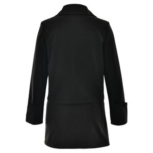 Detailansicht der Rückseite eines minimalistischen schwarzen langärmeligen Cardigans aus Stoff