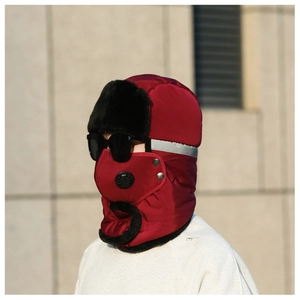Détail de la chapka rouge foncé avec garniture en fausse fourrure noire et masque à valve