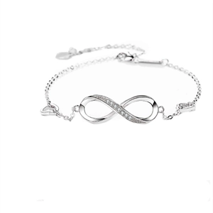 Bracciale infinito in argento 925 con zirconi incastonati e ciondolo a cuore
