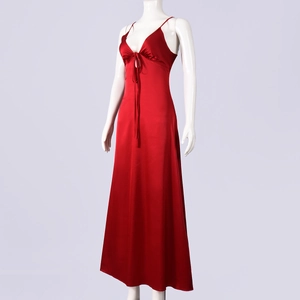 Détail de la robe en satin rouge avec col en V, fines bretelles et laçage frontal