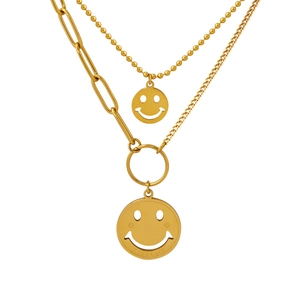 Collar de doble capa en acero inoxidable dorado con colgante smiley y grabado Good Luck