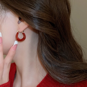 Détail de la boucle d'oreille en émail rouge cerise en forme de U plaquée or 14K