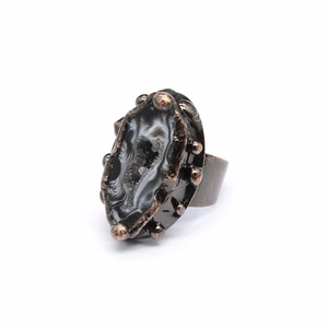 Detailed shot of geode agate slice set in a bronze retro style ring with beaded edges