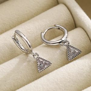Eleganti orecchini a cerchio in argento con pendente in zircone a triangolo su velluto