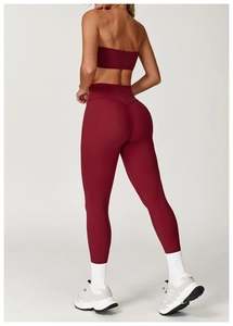 Detailansicht des nahtlosen dunkelroten Yoga-Sets mit Leggings und Sport-Bra am Rücken