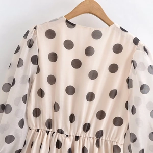 Robe en mousseline abricot à pois noirs avec manches bouffantes et col rond élégant