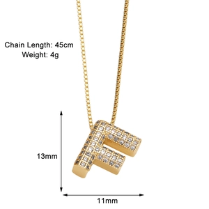 Detailansicht des goldenen Buchstaben-F-Anhängers mit Maßen 13x11mm und 45cm Kette