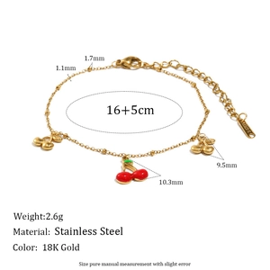 Kirsch-Anhänger-Armband aus Edelstahl mit 18K Gold-Finish und rot-grünen Emaillestücken