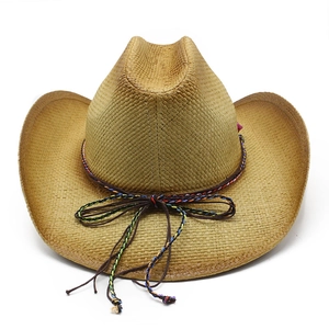 Détail d'un chapeau de cowboy en paille tressée avec ruban coloré et accent de nœud