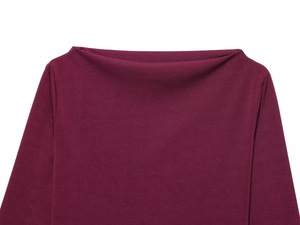 Nahaufnahme des eleganten U-Boot-Ausschnitts am weinroten Strickkleid mit Textur