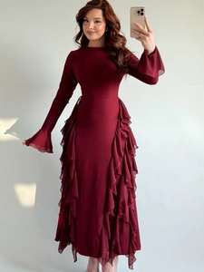 Elegante abito bordeaux a maniche lunghe con orlo a balze e maniche a campana chic