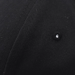Gros plan sur les œillets de ventilation brodés sur la casquette de baseball noire