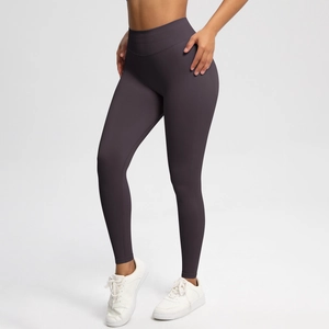 Detailansicht der nahtlosen Leggings mit hoher Taille aus pflaumenfarbenem mattem Stoff