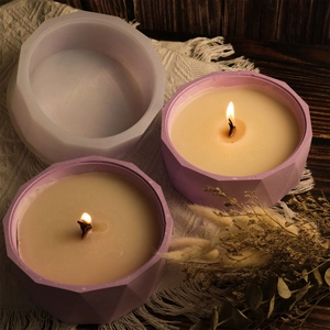 Dettaglio dello stampo in silicone e candele profumate viola con stoppino in legno