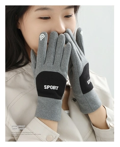 Detail der grauen Strickhandschuhe mit Touchscreen-Spitzen und SPORT-Schriftzug