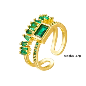 Lussuoso anello in rame placcato oro con zircone verde taglio smeraldo e fascia incrociata