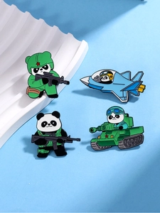 Détail de quatre épingles panda militaire en émail avec tireur d'élite sur fond bleu