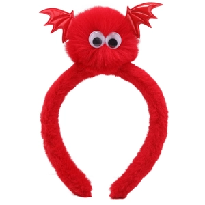 Détail d'un serre-tête d'Halloween rouge en peluche avec ailes de chauve-souris