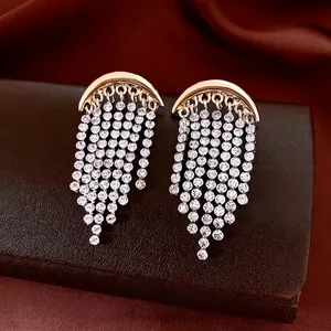 Boucles d'oreilles pompon en argent doré avec pavé de cristaux brillants style croissant