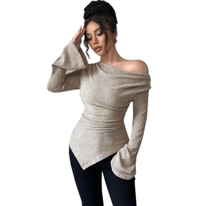 Top aderente in maglia beige con scollo a barchetta e dettaglio delle maniche a campana