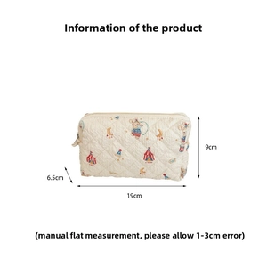 Pochette trucchi trapuntata motivi circo con dimensioni 19x9x6,5 cm su sfondo bianco