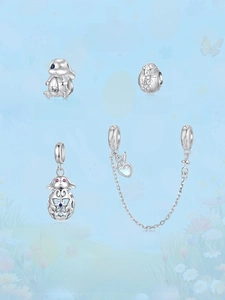 Détails d'un ensemble de breloques de Pâques en argent 925 avec lapins et œufs ciselés