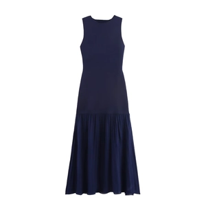 Elegantes ärmelloses dunkelblaues Maxikleid mit Strickoberteil und Faltenrock