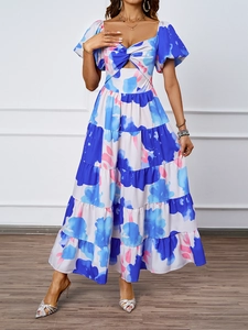 Dettaglio dell'elegante abito floreale con scollo a V, cut-out e gonna a balze a strati