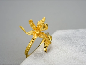 Macro shot of 925 silver adjustable iris flower ring with matte and polished gold finish