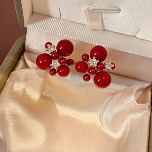 Macro delle orecchie a fiore con perle rosse e placcatura in oro 18 carati e zirconi