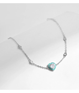 Détail du bracelet en argent S925 avec cœur en émail bleu et zircons blancs polis